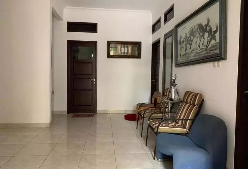 ホテル Oyo 2998 Tasha Kost