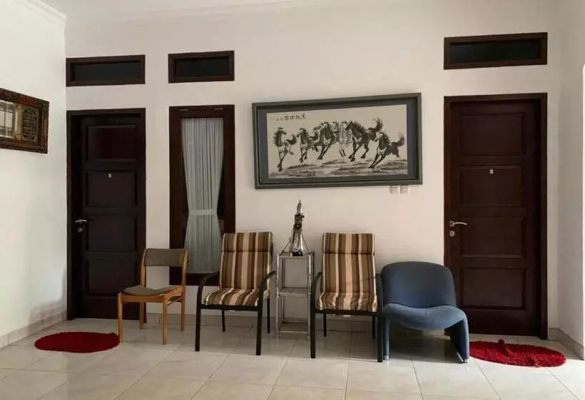 ホテル Oyo 2998 Tasha Kost