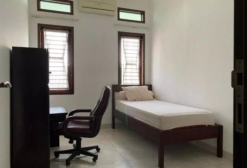 ホテル Oyo 2998 Tasha Kost