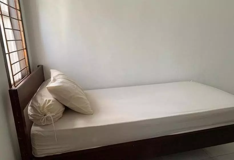 ホテル Oyo 2998 Tasha Kost