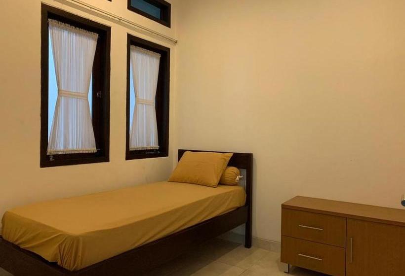 Hotel Oyo 2998 Tasha Kost