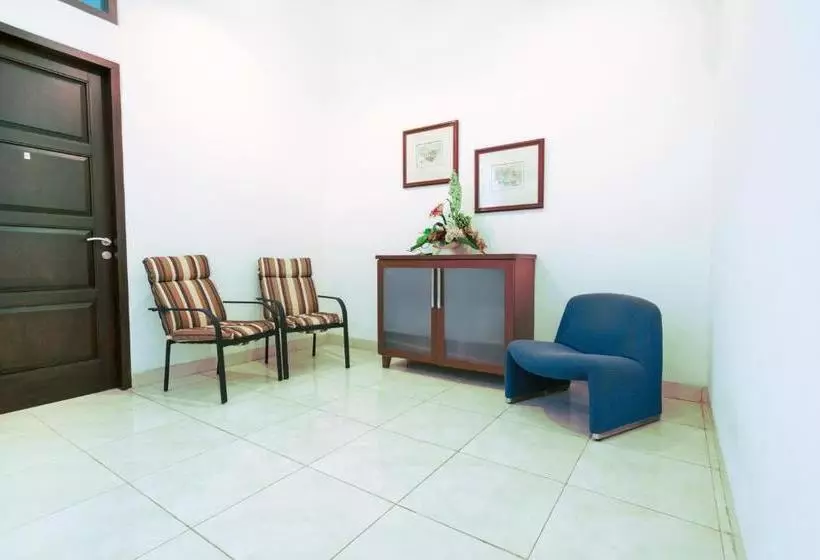 ホテル Oyo 2998 Tasha Kost