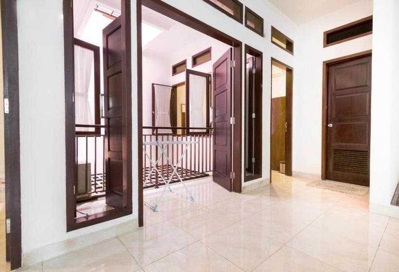 Hotel Oyo 2998 Tasha Kost