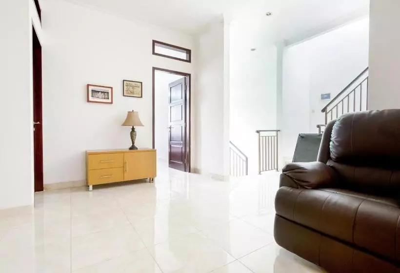 ホテル Oyo 2998 Tasha Kost