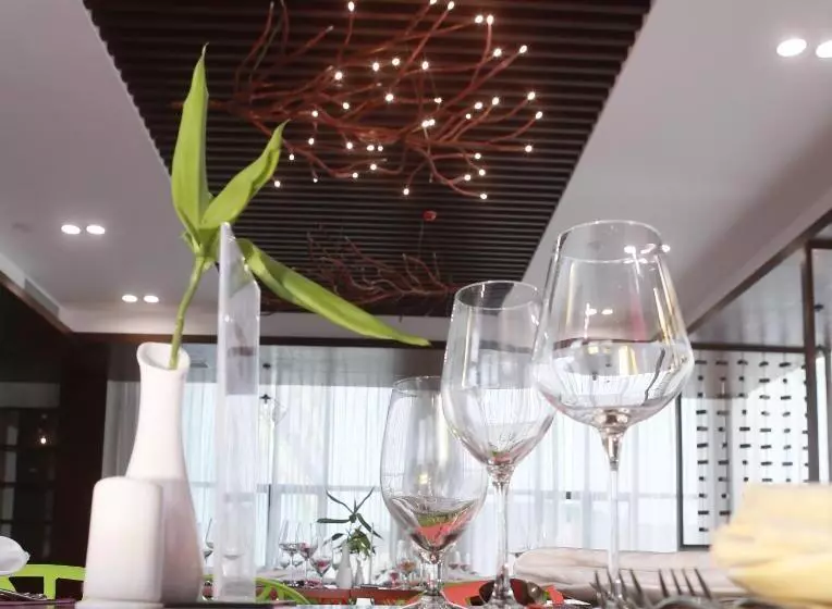 Sealong Bay Zhongqi Conifer Hotel 海龙湾中启康年酒店