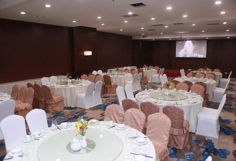 Sealong Bay Zhongqi Conifer Hotel 海龙湾中启康年酒店