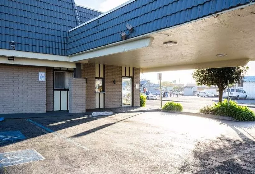 Отель Super 8 By Wyndham Eureka