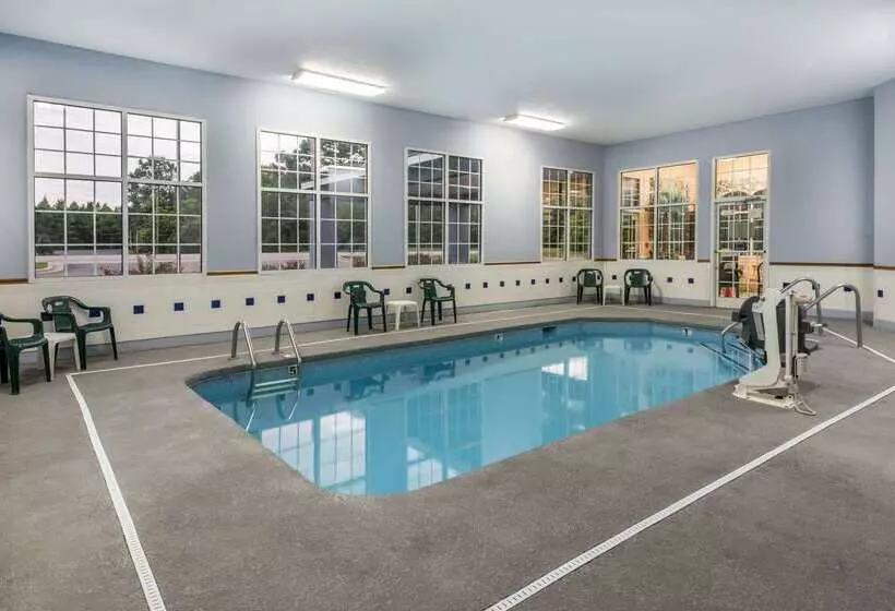 هتل Super 8 By Wyndham Fayetteville