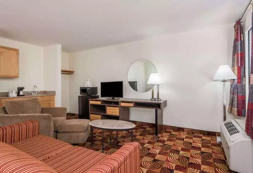 هتل Super 8 By Wyndham Fayetteville