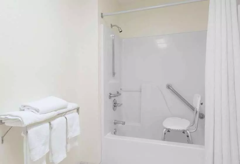 هتل Super 8 By Wyndham Fayetteville