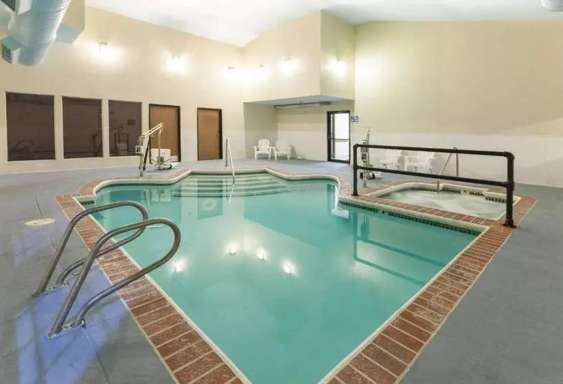 فندق Super 8 By Wyndham Tulsa/downtown/east