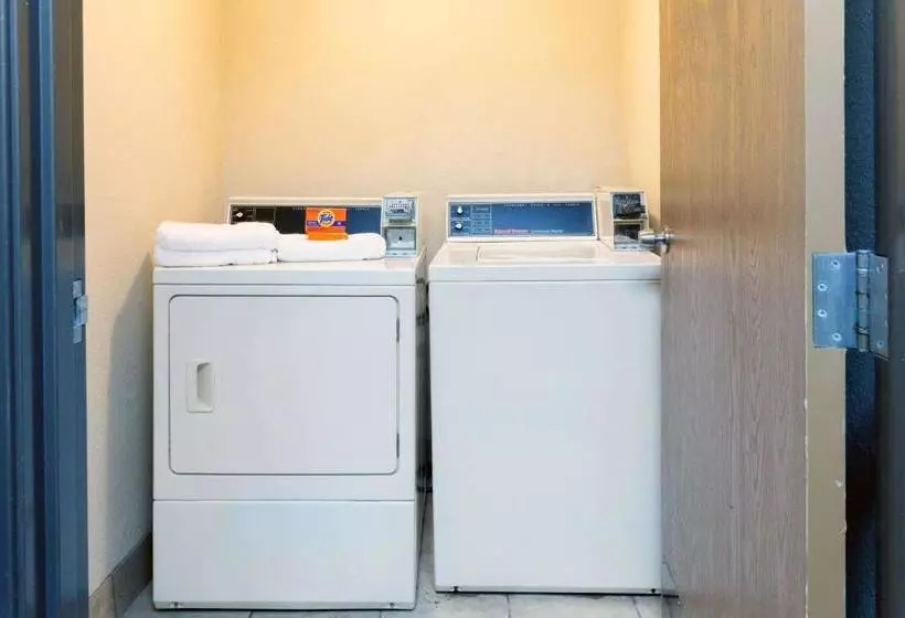 فندق Super 8 By Wyndham Tulsa/downtown/east