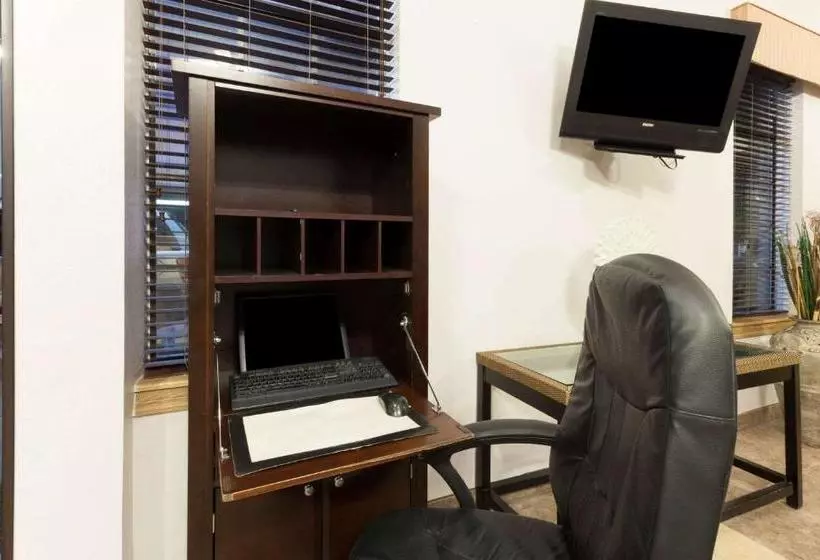 فندق Super 8 By Wyndham Tulsa/downtown/east