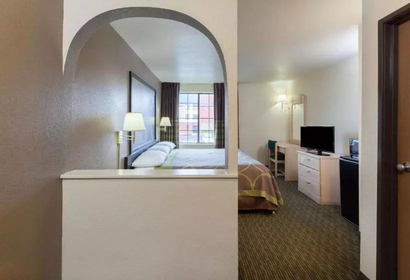 فندق Super 8 By Wyndham Tulsa/downtown/east