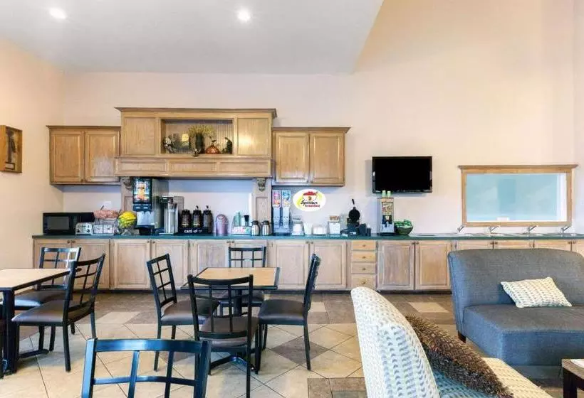 فندق Super 8 By Wyndham Tulsa/downtown/east