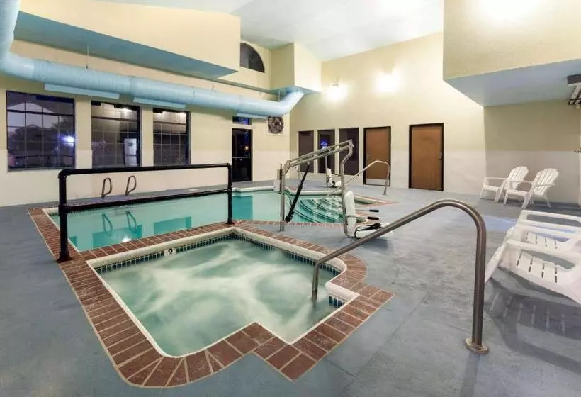 فندق Super 8 By Wyndham Tulsa/downtown/east