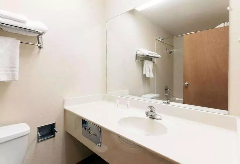 فندق Super 8 By Wyndham Tulsa/downtown/east