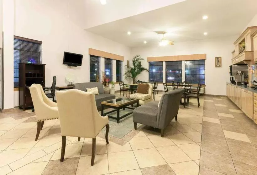 فندق Super 8 By Wyndham Tulsa/downtown/east