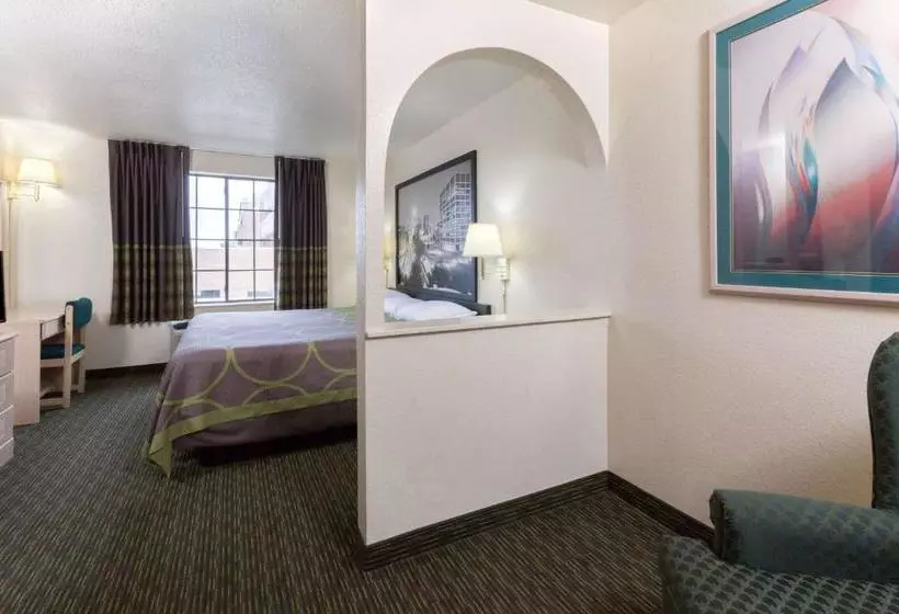 فندق Super 8 By Wyndham Tulsa/downtown/east