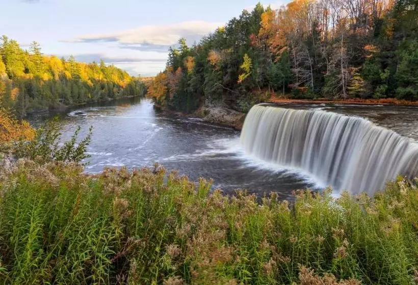 汽车旅馆  Magnuson Hotel Ironwood