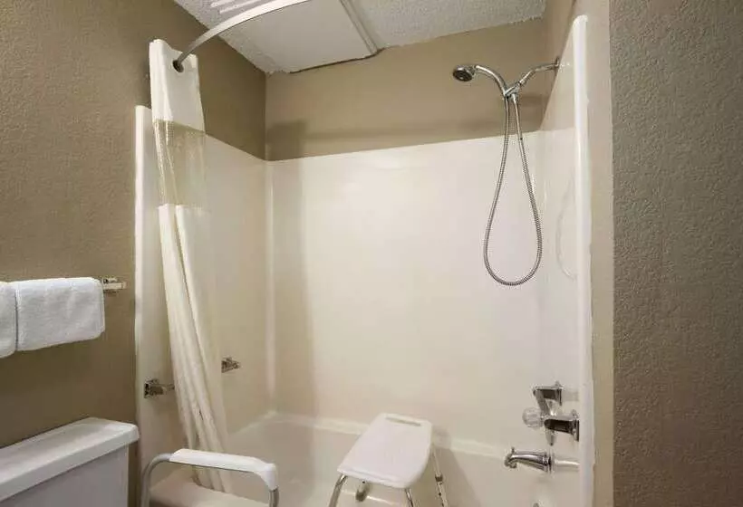 فندق على الطريق Super 8 By Wyndham Blackwell