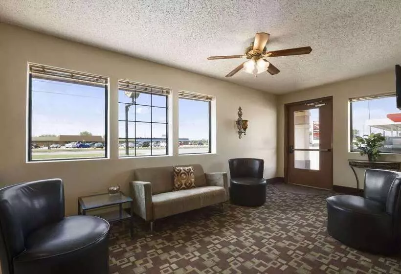 فندق على الطريق Super 8 By Wyndham Blackwell