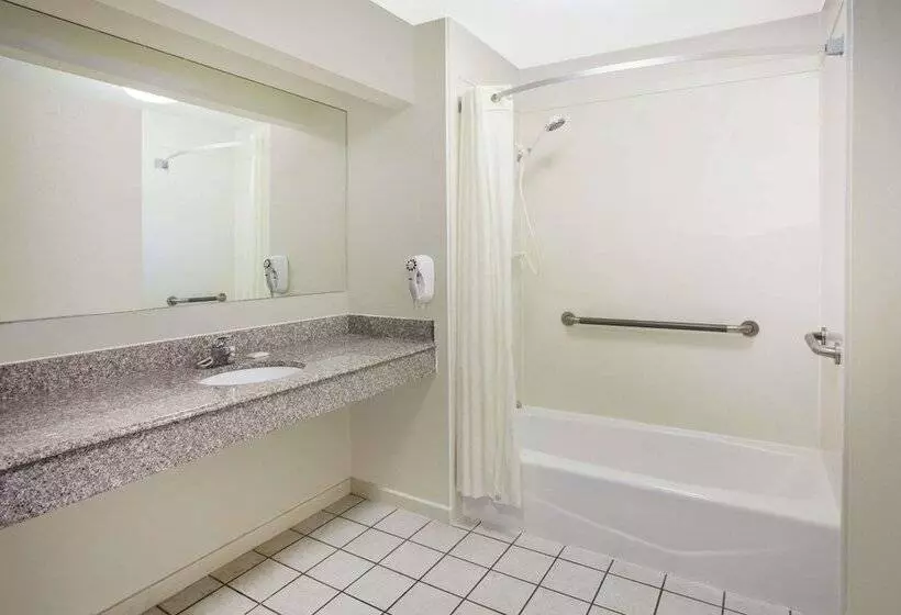 모텔 Super 8 By Wyndham Cabot