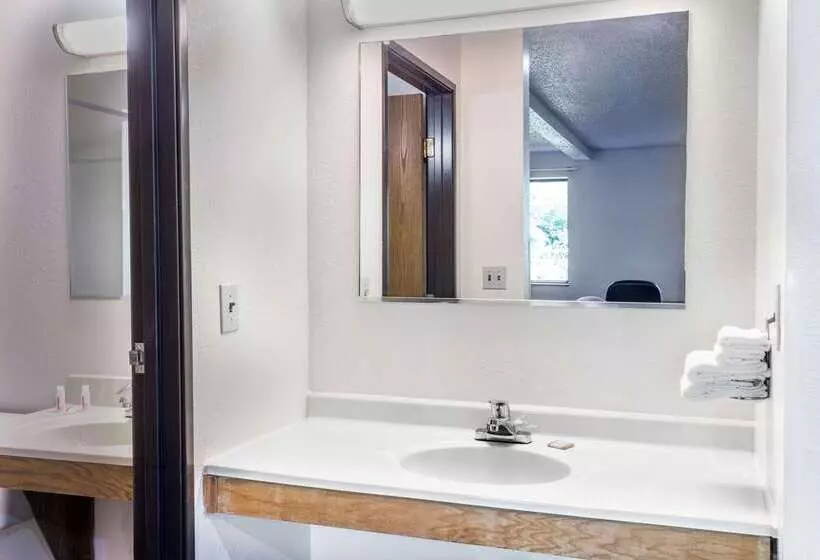 汽车旅馆  Super 8 By Wyndham Delmont