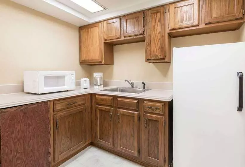 מוטל Super 8 By Wyndham Henrietta/rochester Area