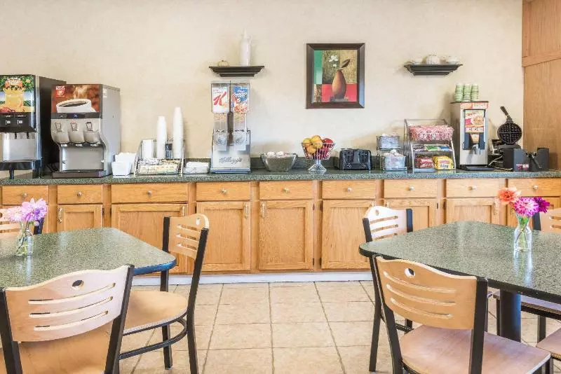 מוטל Super 8 By Wyndham Henrietta/rochester Area