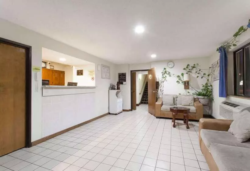 فندق على الطريق Super 8 By Wyndham Lewiston Auburn Area