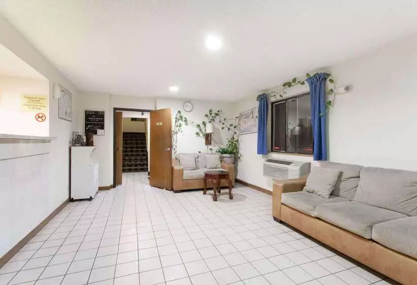 فندق على الطريق Super 8 By Wyndham Lewiston Auburn Area