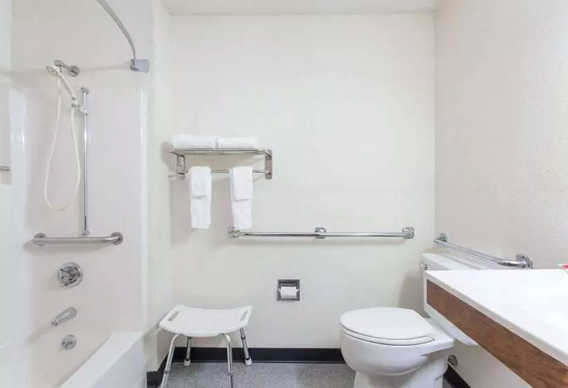 فندق على الطريق Super 8 By Wyndham Lewiston Auburn Area