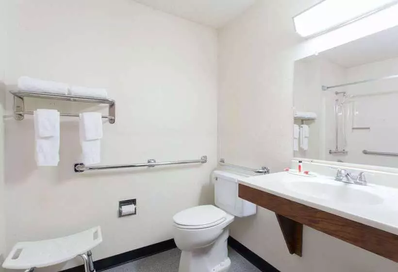 فندق على الطريق Super 8 By Wyndham Lewiston Auburn Area