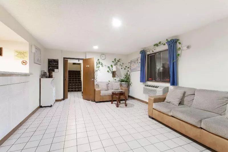 فندق على الطريق Super 8 By Wyndham Lewiston Auburn Area