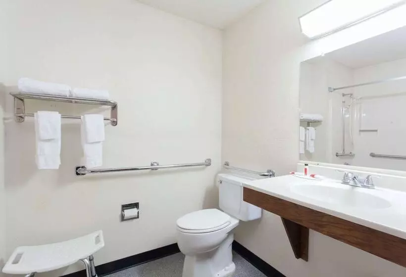 فندق على الطريق Super 8 By Wyndham Lewiston Auburn Area