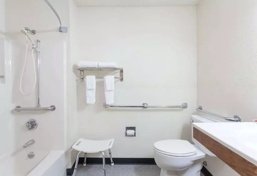 فندق على الطريق Super 8 By Wyndham Lewiston Auburn Area