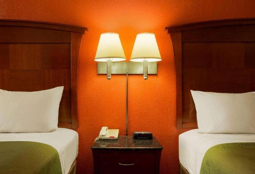 فندق على الطريق Super 8 By Wyndham Pleasanton