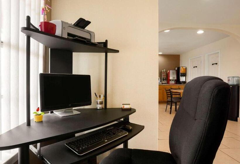 فندق على الطريق Super 8 By Wyndham Pleasanton