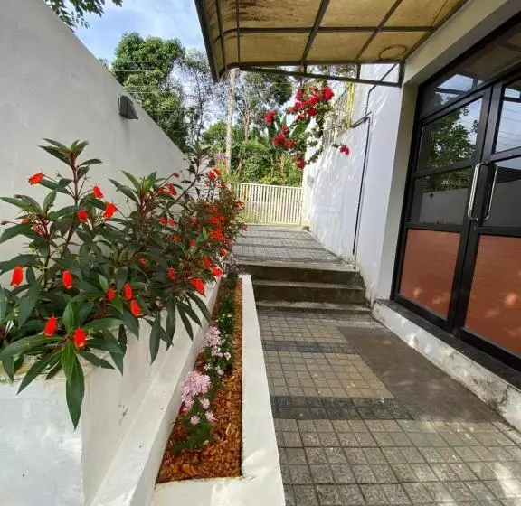 Bed and Breakfast Munnar Bnb
