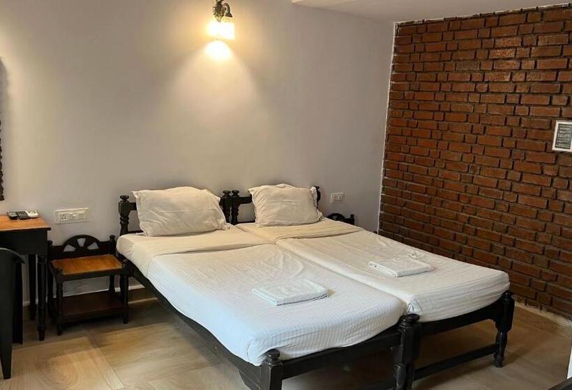 פנסיון La Petite Guest House