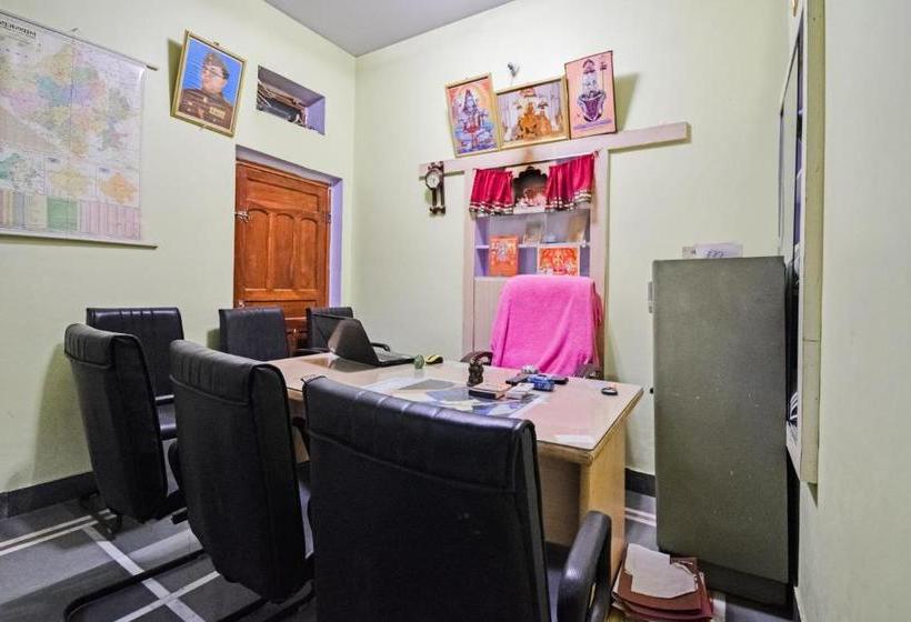 호텔 Oyo 65508 The Indraj House