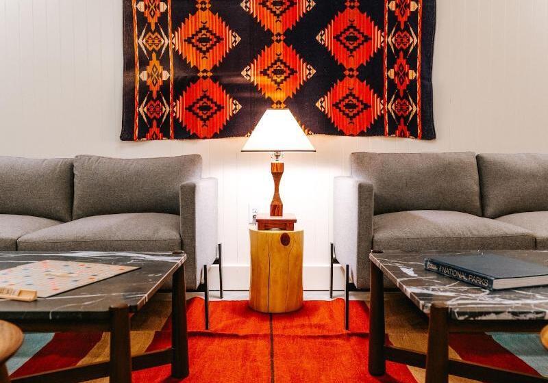 هاستل Cache House