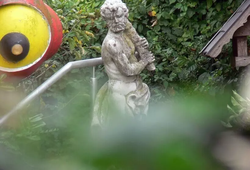 Aamiaismajoitus (B&B) Die Villa Mettmann