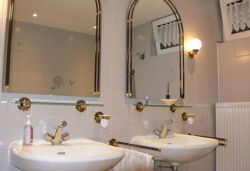 Aamiaismajoitus (B&B) Die Villa Mettmann