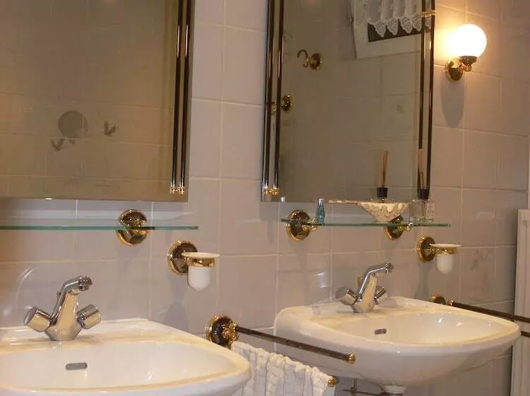 Aamiaismajoitus (B&B) Die Villa Mettmann