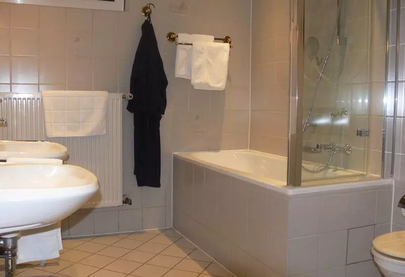 Aamiaismajoitus (B&B) Die Villa Mettmann