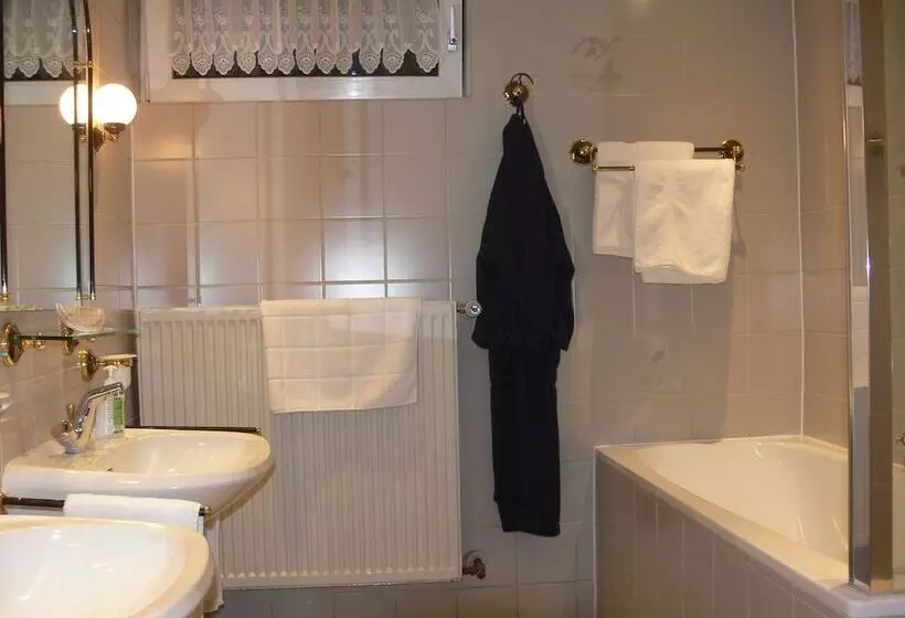 Aamiaismajoitus (B&B) Die Villa Mettmann