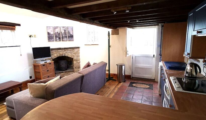 Country School Cottage Near Harwood