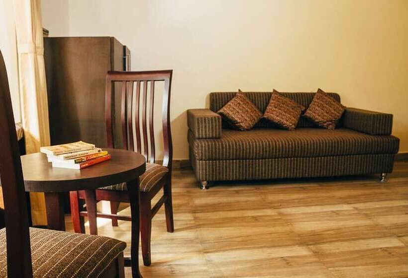 پانسیون The Camphor Tree Pura Stays